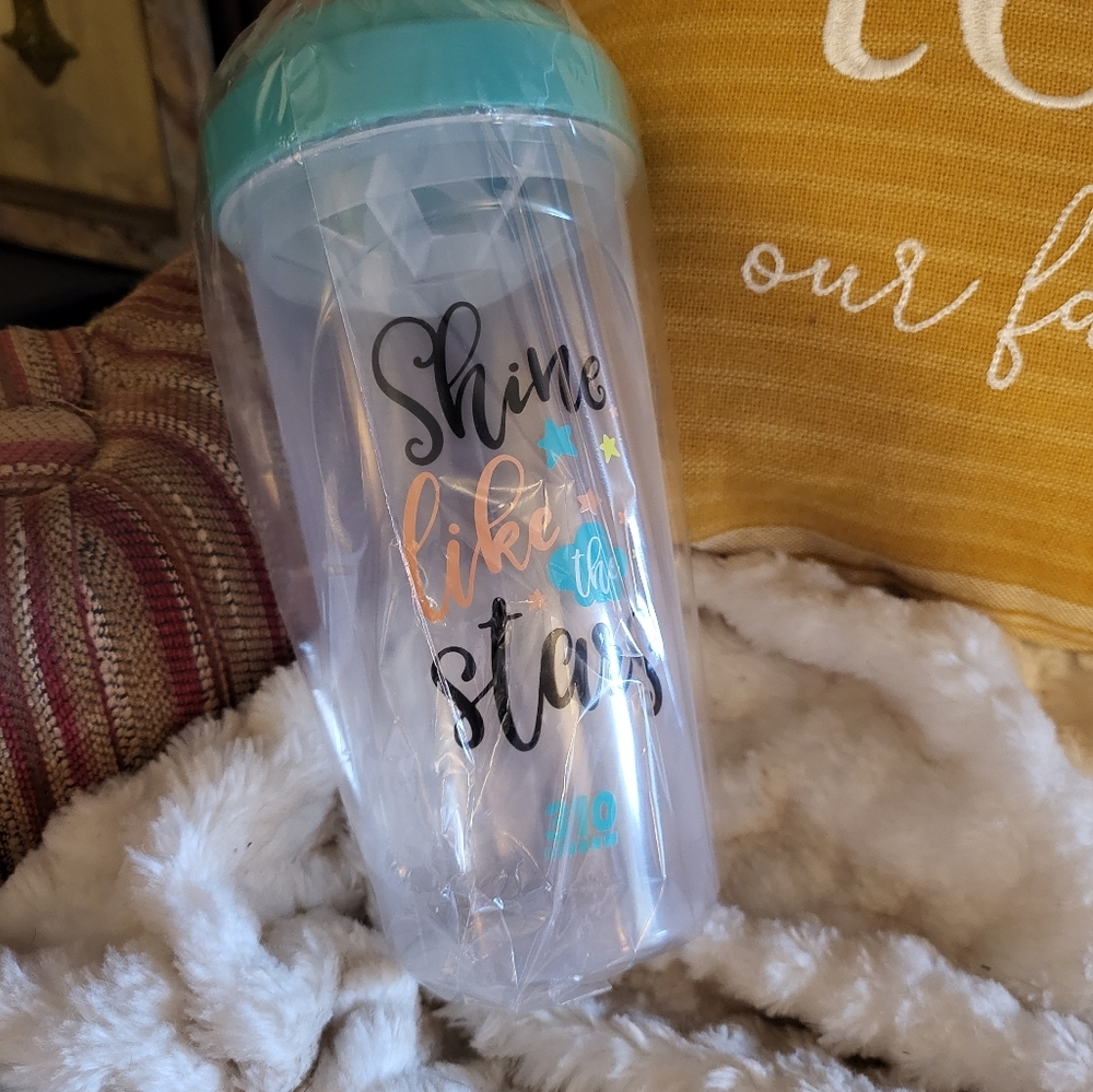 NWOT 24 oz Shaker Bottle